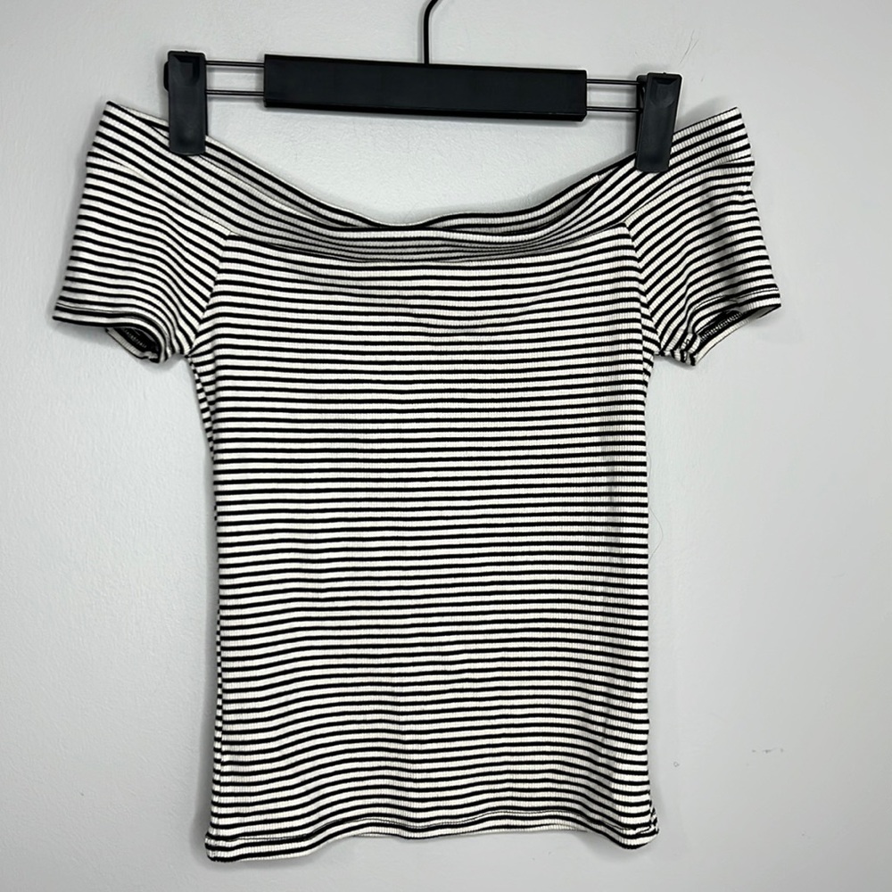 NWT - Lulu’s off the shoulder, short sleeve top. Size small. Brand new!